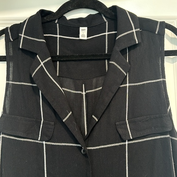 CLOSET CLEAN OUT ⭐️ Button-up sleeveless crop top - Picture 2 of 3